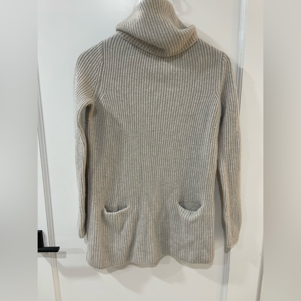 Cashmere turtleneck grey sweater with pockets